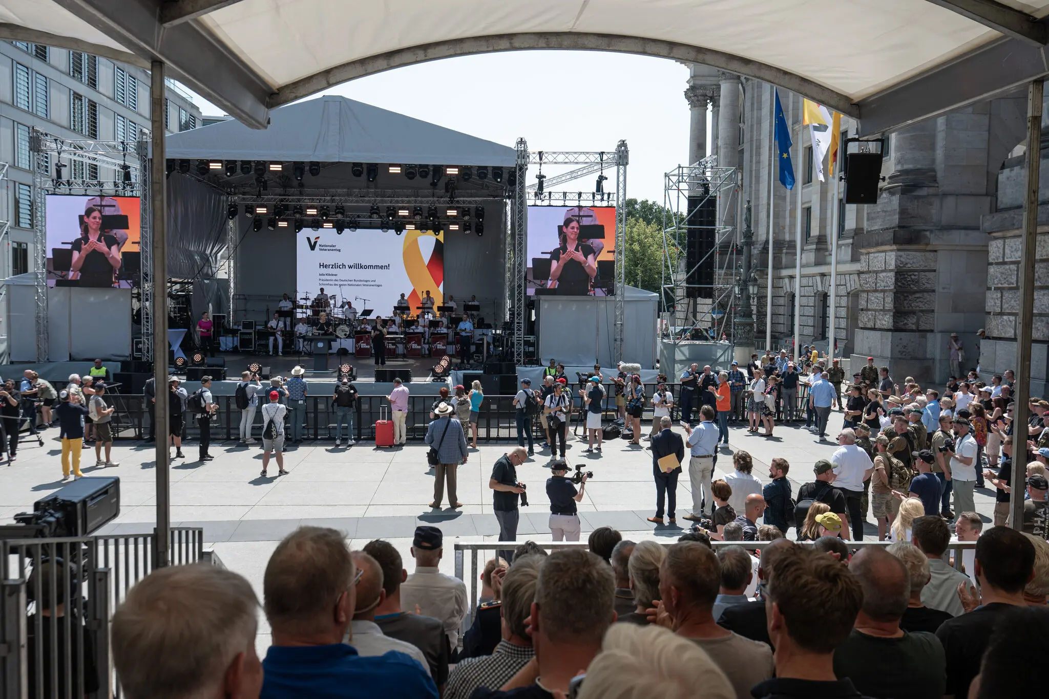 Відвідувачі слухають вступну промову Юлії Клекнер, голови німецького парламенту.